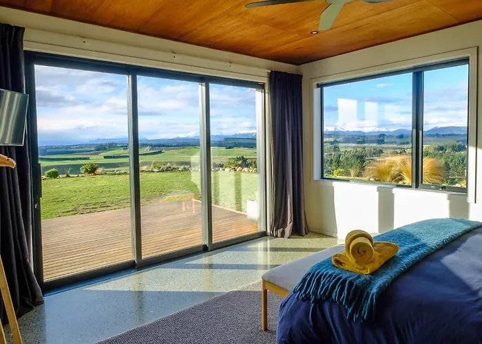 Fiordland Eco-Retreat -- Panoramic Views -- Hot Tub