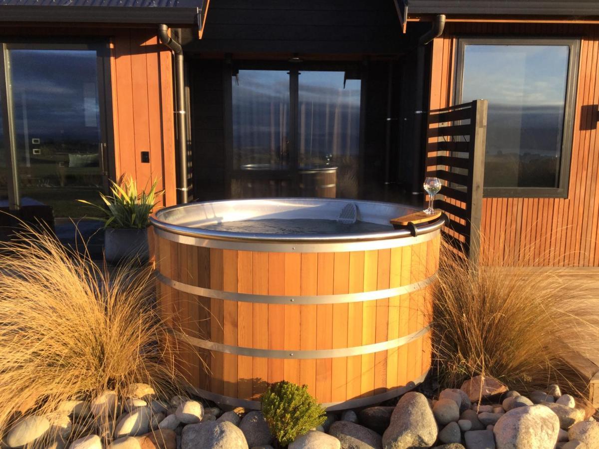 Fiordland Eco-retreat -- Panoramic Views -- Hot Tub Holiday home *