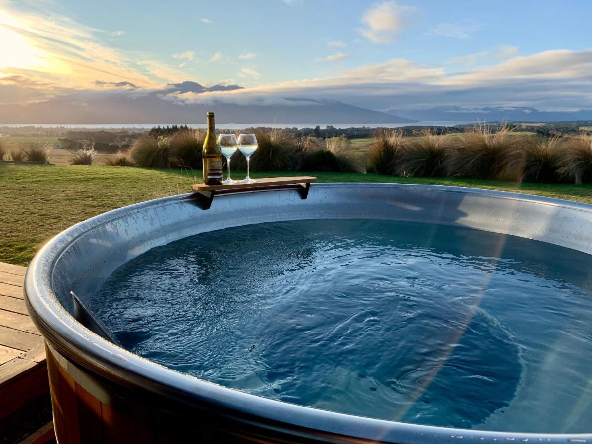 Fiordland Eco-retreat -- Panoramic Views -- Hot Tub Holiday home *