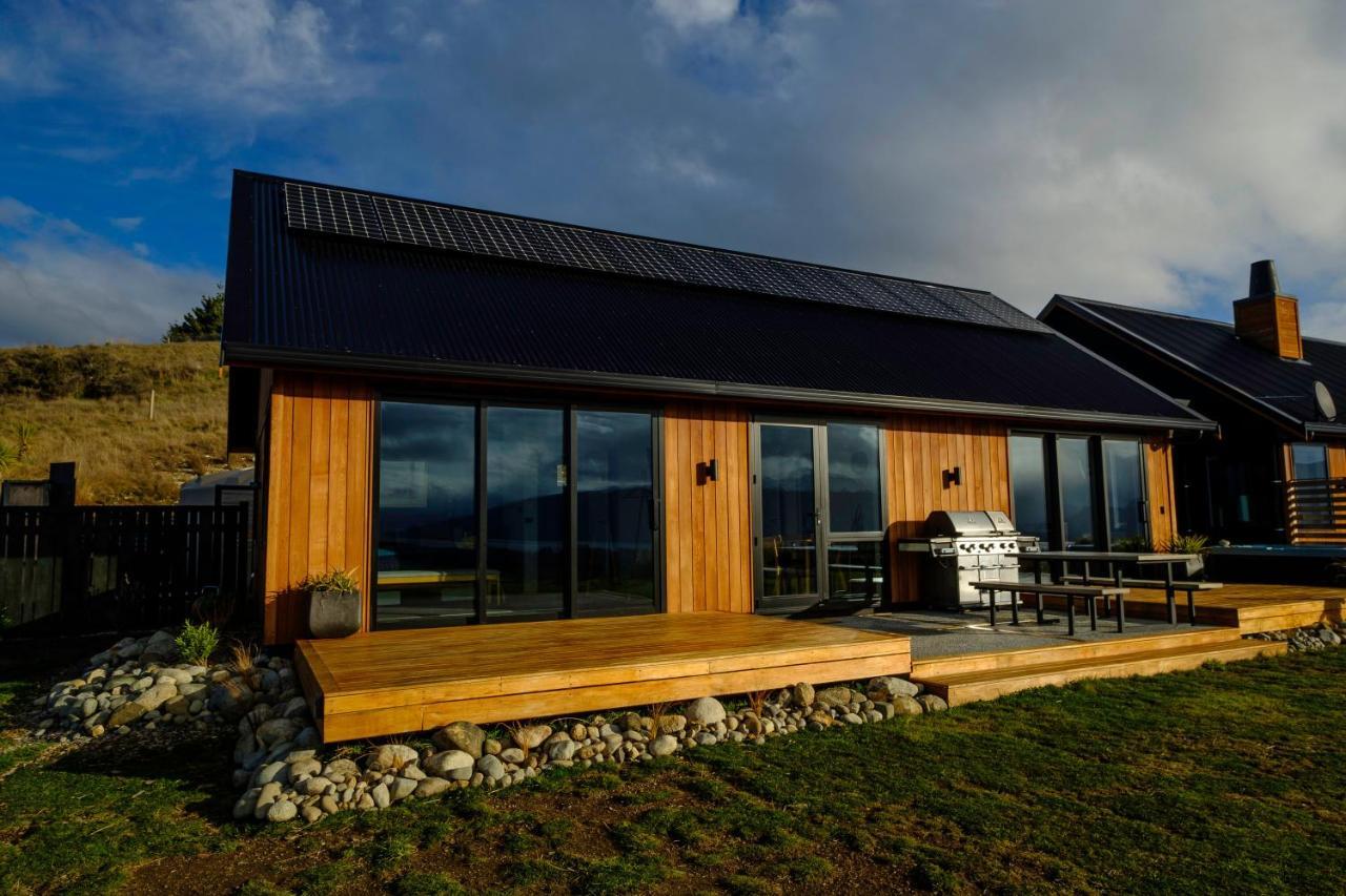 Fiordland Eco-retreat -- Panoramic Views -- Hot Tub
