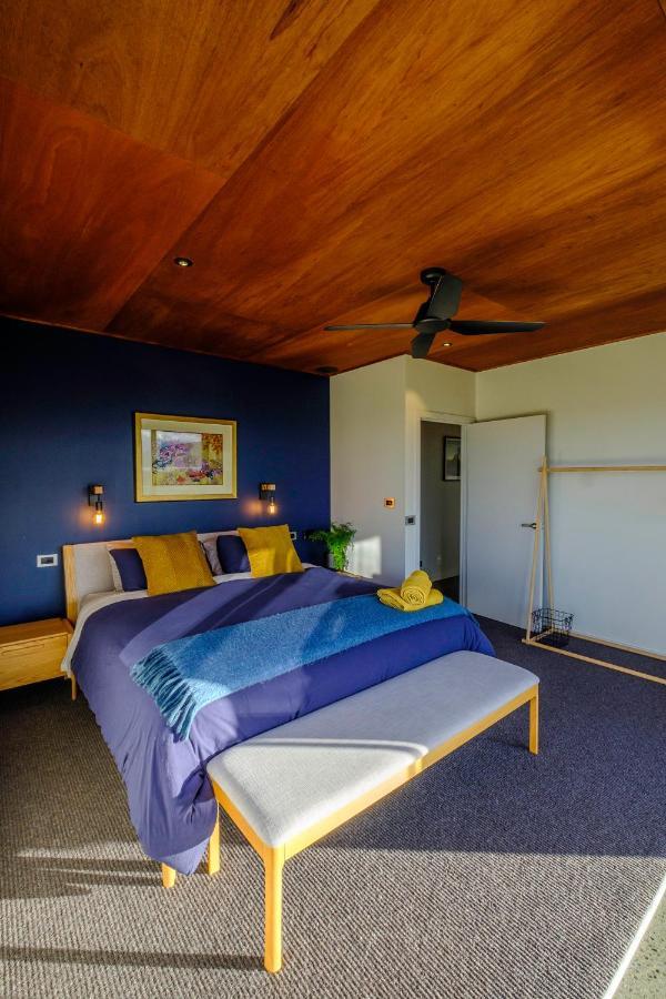 Fiordland Eco-retreat -- Panoramic Views -- Hot Tub Holiday home *