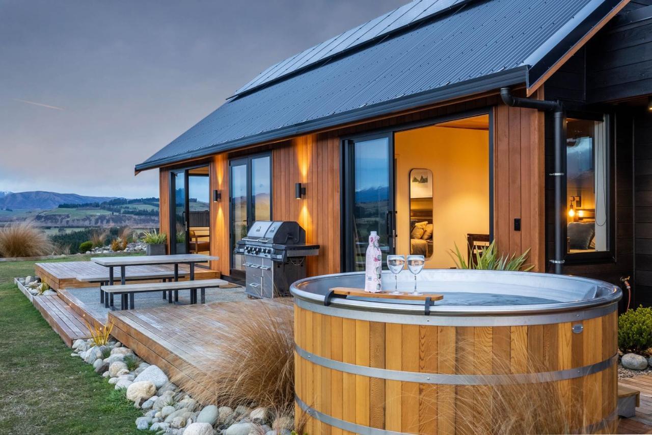 Fiordland Eco-retreat -- Panoramic Views -- Hot Tub Holiday home *