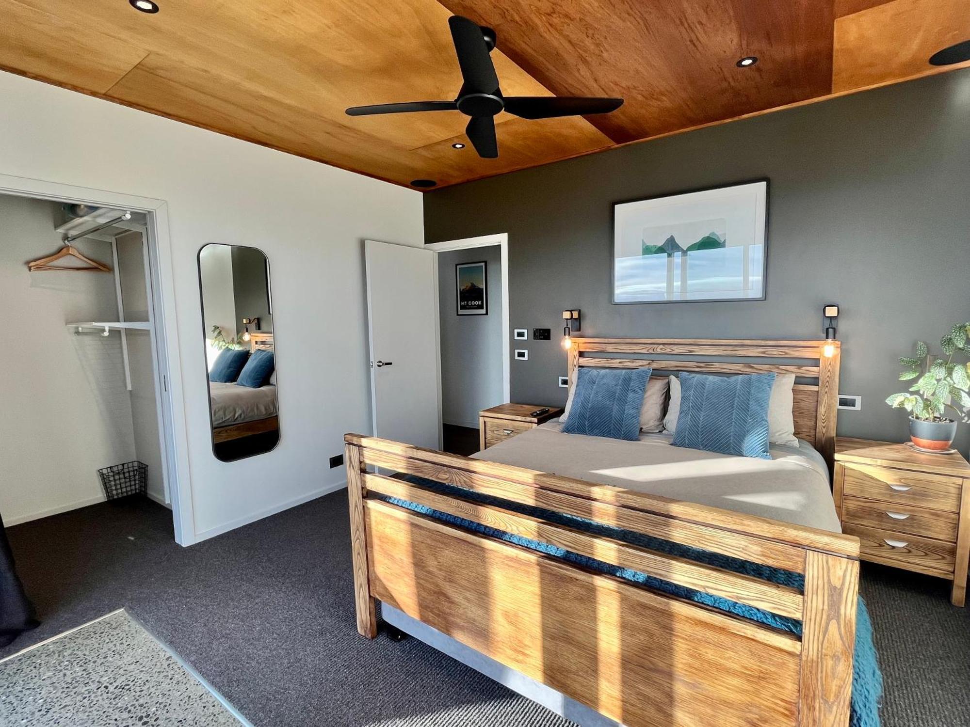 Fiordland Eco-retreat -- Panoramic Views -- Hot Tub Te Anau