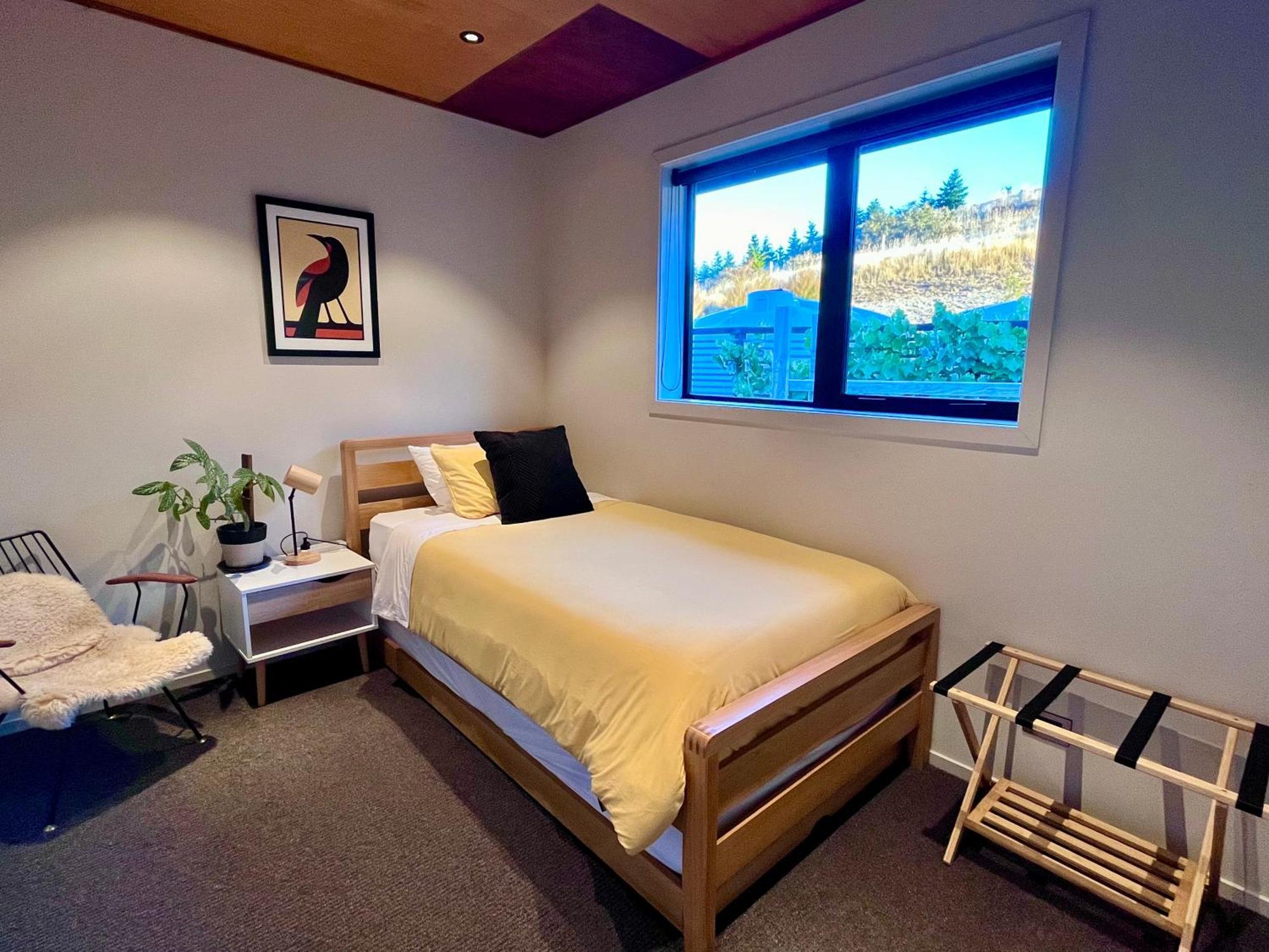 Fiordland Eco-retreat -- Panoramic Views -- Hot Tub Holiday home Te Anau